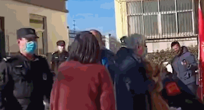 【每日平安第65期】拒登记疯女友掌掴安检员,欠赌债恶赌徒抢劫老板娘